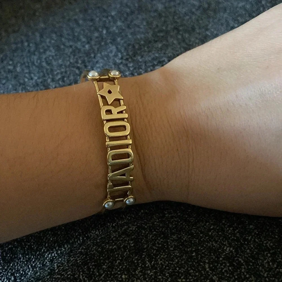 CHRISTIAN DIOR‼️no box and tags ‼️
Metal Pearl J'Adior Bracelet Cuff Gold - Picture 3 of 5